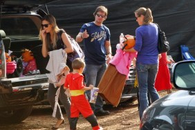 Mark Wahlberg, pumpkin farm, blue t-shirt, jeans